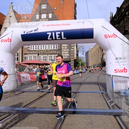 13.09.2026 - 21. swb-Marathon Bremen Tim E. http://msf.ph/oto/10315468 13.09.2026 10:55:59 Ziel 10203, 10243, 10297, 10374, 10379, 10423, 10529, 10550, 10788, 10809, 10881, 10952, 11377, 11510, 11557, 11748, 11862, 11975, 12030, 12108, 12125, 12150, 12188, 12348 meine-sportfotos.de