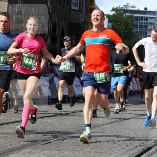 13.09.2026 - 21. swb-Marathon Bremen Strokosch-Dieckow http://msf.ph/oto/10315492 13.09.2026 13:24:26 Ziel 102, 342, 776, 909, 1199, 2210, 2370, 2491, 2967, 3044, 3372, 5012, 5104, 5146, 5208, 5257, 5397, 5481, 5623, 5928, 6105, 6772, 7059, 7069, 7081, 7094, 7105, 8082, 8179, 9087, 9916, 10059, 13007, 13219, 282, 789, 790, 1582, 3375, 3524, 3994, 5328, 5572, 5953, 6080, 7568, 8310, 8636, 8881, 9264, 9541, 9676, 10069, 10071, 10097 meine-sportfotos.de