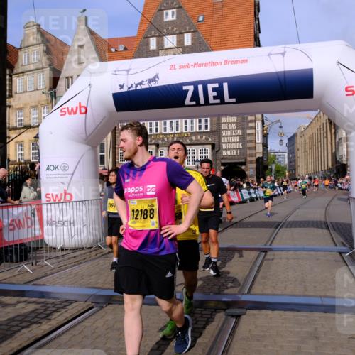 13.09.2026 - 21. swb-Marathon Bremen Tim E. http://msf.ph/oto/10315500 13.09.2026 10:56:00 Ziel 10203, 10243, 10297, 10374, 10379, 10423, 10529, 10550, 10788, 10809, 10881, 10952, 11377, 11510, 11557, 11748, 11862, 11975, 12030, 12108, 12125, 12143, 12150, 12188, 12348 meine-sportfotos.de