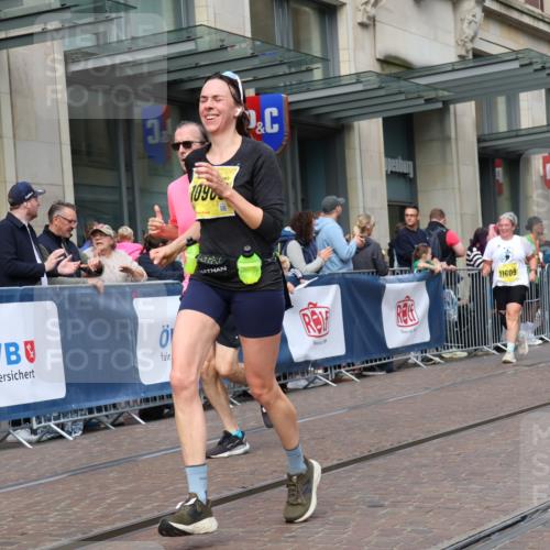 13.09.2026 - 21. swb-Marathon Bremen Strokosch-Dieckow http://msf.ph/oto/10316045 13.09.2026 10:57:11 Ziel 10177, 10226, 10300, 10394, 10517, 10518, 10687, 11106, 11245, 11365, 11480, 11498, 11609, 11734, 11965, 11966, 12037, 12111, 12222, 12263, 12372, 12400, 12411, 10157, 10166, 10408, 10578, 10610, 10687, 10700, 10772, 10969, 11000, 11079, 11236, 11292, 11328, 11484, 11667, 11946, 12032, 12382, 12383 meine-sportfotos.de