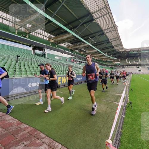 13.09.2026 - 21. swb-Marathon Bremen Michael Burmester http://msf.ph/oto/10316086 13.09.2026 13:12:44 Laufen im Stadion 118, 183, 270, 278, 349, 514, 576, 695, 702, 703, 843, 933, 950, 1005, 1113, 1143, 1226, 1286, 1334, 1426, 1435, 1641, 1849, 1851, 1936, 1952, 1991, 2005, 2248, 2264, 2281, 2336, 2353, 2375, 2377, 2398, 2426, 2439, 2461, 2478, 2505, 2612, 2659, 2665, 2673, 2684, 2765, 2773, 2792, 2804, 2815, 2816, 2822, 2850, 2860, 2884, 2895, 2907, 2921, 2963, 2966, 2975, 2976, 3016, 3027, 3079, 3082, 3143, 3155, 3253, 3277, 3293, 3308, 3313, 3328, 3349, 3434, 3442, 549 meine-sportfotos.de