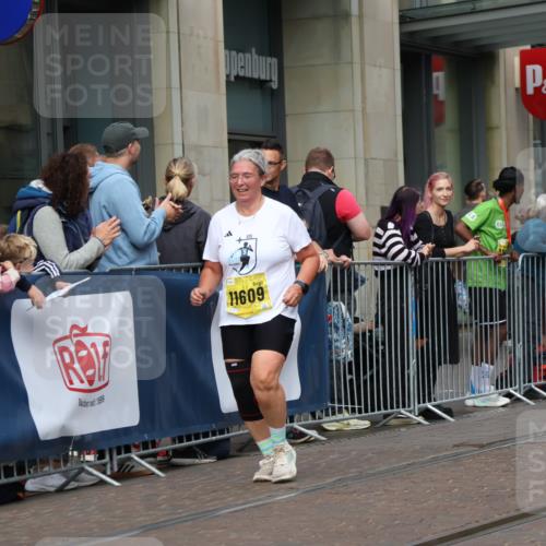 13.09.2026 - 21. swb-Marathon Bremen Strokosch-Dieckow http://msf.ph/oto/10316095 13.09.2026 10:57:12 Ziel 10177, 10226, 10300, 10394, 10517, 10518, 11106, 11245, 11365, 11480, 11498, 11609, 11734, 11965, 11966, 12037, 12111, 12222, 12263, 12264, 12372, 12400, 12411, 10157, 10166, 10408, 10578, 10610, 10687, 10700, 10772, 10969, 11000, 11079, 11236, 11292, 11328, 11484, 11667, 11946, 12032, 12263, 12382, 12383 meine-sportfotos.de