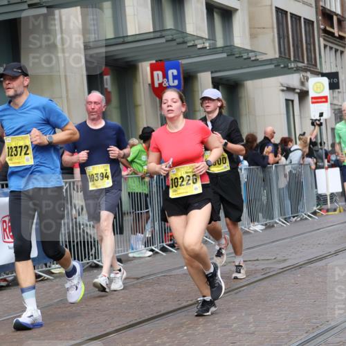 13.09.2026 - 21. swb-Marathon Bremen Strokosch-Dieckow http://msf.ph/oto/10316492 13.09.2026 10:57:19 Ziel 10177, 10226, 10300, 10394, 10460, 11106, 11153, 11245, 11365, 11480, 11498, 11532, 11568, 11734, 11965, 11966, 12037, 12111, 12222, 12228, 12264, 12372, 12555, 10157, 10166, 10226, 10408, 10517, 10518, 10578, 10687, 10700, 10772, 10969, 11236, 11292, 11484, 11609, 11667, 12032, 12263, 12382, 12383, 12400, 12411 meine-sportfotos.de