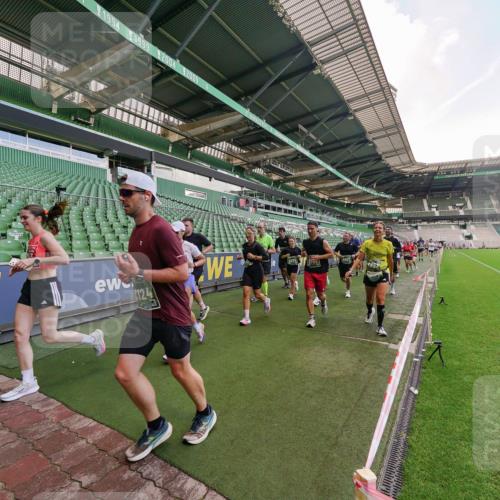 13.09.2026 - 21. swb-Marathon Bremen Michael Burmester http://msf.ph/oto/10316650 13.09.2026 13:13:42 Laufen im Stadion 118, 183, 270, 278, 349, 460, 514, 576, 600, 631, 695, 702, 768, 933, 950, 956, 1005, 1143, 1286, 1334, 1392, 1408, 1426, 1573, 1596, 1641, 1818, 1819, 1991, 2005, 2024, 2035, 2079, 2233, 2264, 2387, 2412, 2439, 2457, 2461, 2478, 2505, 2521, 2540, 2564, 2612, 2665, 2684, 2693, 2765, 2773, 2792, 2815, 2816, 2829, 2860, 2884, 2887, 2895, 2921, 2963, 2966, 2972, 2975, 3016, 3111, 3155, 3209, 3253, 3277, 3293, 3304, 3313, 3378, 3405, 3428, 3434, 3653, 3661 meine-sportfotos.de