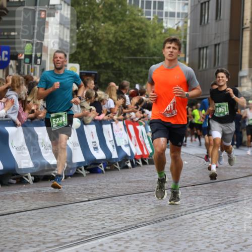 13.09.2026 - 21. swb-Marathon Bremen Strokosch-Dieckow http://msf.ph/oto/10316657 13.09.2026 13:06:37 Ziel 474, 1901, 3466, 6686, 7336, 8621, 8670, 9934, 13148, 521, 788, 1009, 3127, 3910, 4574, 5238, 6784, 6951, 8580 meine-sportfotos.de