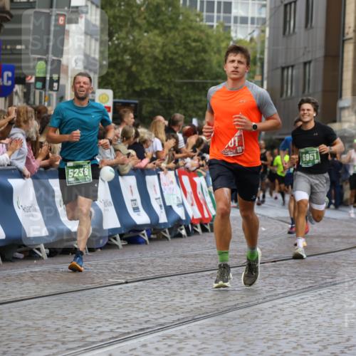 13.09.2026 - 21. swb-Marathon Bremen Strokosch-Dieckow http://msf.ph/oto/10316679 13.09.2026 13:06:37 Ziel 474, 1901, 3466, 6686, 7336, 8621, 8670, 9934, 13148, 521, 788, 1009, 3127, 3910, 4574, 5238, 6784, 6951, 8580 meine-sportfotos.de
