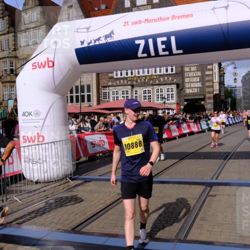 13.09.2026 - 21. swb-Marathon Bremen Tim E. http://msf.ph/oto/10316891 13.09.2026 10:57:02 Ziel 10240, 10372, 10486, 10540, 10610, 10721, 10771, 10824, 10888, 10936, 11064, 11349, 11474, 11601, 11872, 11911, 11996, 12284, 12434 meine-sportfotos.de