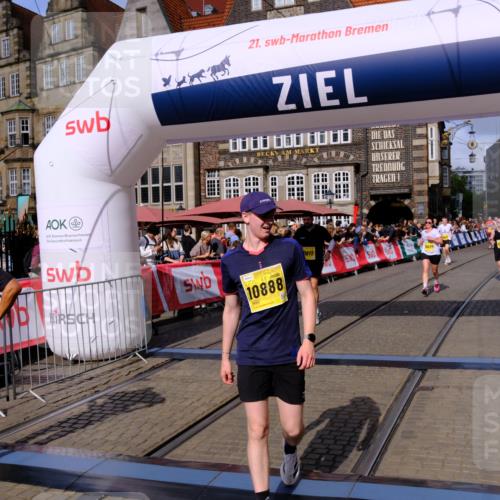 13.09.2026 - 21. swb-Marathon Bremen Tim E. http://msf.ph/oto/10316910 13.09.2026 10:57:02 Ziel 10240, 10372, 10486, 10540, 10610, 10721, 10771, 10824, 10888, 10936, 11064, 11349, 11474, 11601, 11872, 11911, 11996, 12284, 12434 meine-sportfotos.de