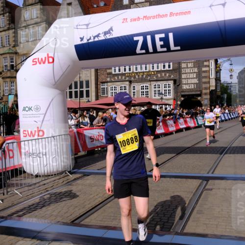 13.09.2026 - 21. swb-Marathon Bremen Tim E. http://msf.ph/oto/10316930 13.09.2026 10:57:02 Ziel 10240, 10372, 10486, 10540, 10610, 10721, 10771, 10824, 10888, 10936, 11064, 11349, 11474, 11601, 11872, 11911, 11996, 12284, 12434 meine-sportfotos.de