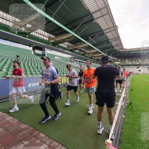 13.09.2026 - 21. swb-Marathon Bremen Michael Burmester http://msf.ph/oto/10317265 13.09.2026 13:14:36 Laufen im Stadion 263, 266, 270, 278, 300, 414, 460, 576, 600, 631, 768, 950, 956, 1005, 1008, 1047, 1143, 1392, 1408, 1426, 1573, 1596, 1818, 1819, 1991, 2024, 2035, 2079, 2233, 2235, 2314, 2359, 2387, 2412, 2457, 2466, 2484, 2494, 2521, 2540, 2564, 2612, 2665, 2690, 2691, 2693, 2737, 2760, 2816, 2829, 2838, 2859, 2861, 2865, 2887, 2921, 2958, 2972, 2978, 3016, 3111, 3209, 3277, 3304, 3355, 3378, 3405, 3428, 3653, 3661, 3670, 3680, 3829, 4034, 4080, 4306, 703 meine-sportfotos.de