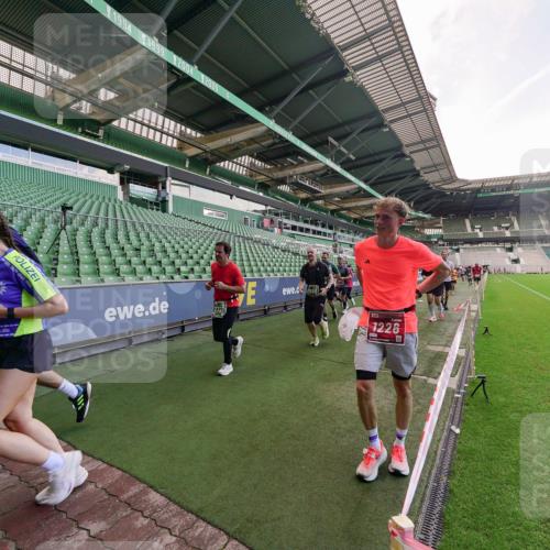 13.09.2026 - 21. swb-Marathon Bremen Michael Burmester http://msf.ph/oto/10317313 13.09.2026 13:14:42 Laufen im Stadion 263, 266, 270, 300, 414, 460, 600, 631, 768, 956, 1008, 1047, 1392, 1408, 1426, 1573, 1596, 1818, 1819, 2024, 2035, 2079, 2233, 2235, 2314, 2359, 2385, 2387, 2412, 2457, 2466, 2484, 2494, 2521, 2540, 2564, 2667, 2690, 2691, 2693, 2737, 2760, 2783, 2816, 2829, 2838, 2859, 2861, 2865, 2887, 2958, 2972, 2978, 3016, 3111, 3157, 3185, 3209, 3277, 3304, 3355, 3378, 3405, 3428, 3653, 3661, 3670, 3680, 3829, 4034, 4080, 4306, 703 meine-sportfotos.de