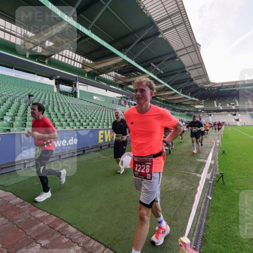 13.09.2026 - 21. swb-Marathon Bremen Michael Burmester http://msf.ph/oto/10317319 13.09.2026 13:14:43 Laufen im Stadion 263, 266, 270, 300, 414, 460, 600, 631, 768, 956, 1008, 1047, 1392, 1408, 1426, 1573, 1596, 1818, 1819, 2024, 2035, 2079, 2233, 2235, 2314, 2359, 2385, 2387, 2412, 2457, 2466, 2484, 2494, 2521, 2540, 2564, 2667, 2690, 2691, 2693, 2737, 2760, 2783, 2816, 2829, 2838, 2859, 2861, 2865, 2887, 2958, 2972, 2978, 3016, 3111, 3157, 3185, 3209, 3277, 3304, 3355, 3378, 3405, 3428, 3653, 3661, 3670, 3680, 3829, 4034, 4080, 4306, 703 meine-sportfotos.de