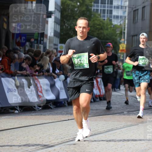 13.09.2026 - 21. swb-Marathon Bremen Strokosch-Dieckow http://msf.ph/oto/10317448 13.09.2026 13:24:38 Ziel 776, 909, 1199, 1250, 2295, 2491, 4000, 4559, 5012, 5208, 5481, 5668, 5669, 5928, 5929, 6105, 7059, 7069, 7081, 7156, 8082, 8415, 8784, 9087, 9573, 9916, 282, 1516, 2280, 2761, 3015, 4198, 4262, 4277, 5328, 5664, 6360, 6626, 6807, 7854, 8853, 9541, 10103 meine-sportfotos.de