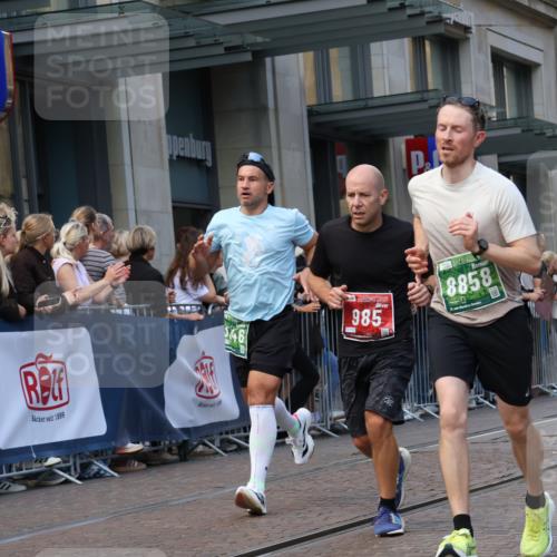 13.09.2026 - 21. swb-Marathon Bremen Strokosch-Dieckow http://msf.ph/oto/10317562 13.09.2026 13:16:47 Ziel 385, 1970, 2052, 2319, 3246, 3706, 4156, 4805, 6049, 6624, 6704, 6759, 6819, 6953, 7284, 7297, 8111, 8418, 8858, 472, 675, 696, 734, 816, 827, 985, 1076, 1162, 2473, 2474, 2604, 2809, 3716, 3961, 4135, 4137, 4485, 5255, 5772, 6367, 6531, 6535, 7053, 7387, 7603, 7875, 8171, 8288 meine-sportfotos.de