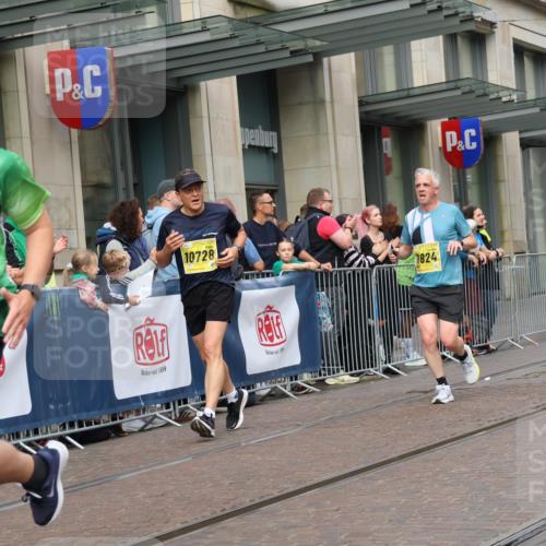 13.09.2026 - 21. swb-Marathon Bremen Strokosch-Dieckow http://msf.ph/oto/10317580 13.09.2026 10:57:41 Ziel 10078, 10494, 10543, 10559, 10565, 10604, 10673, 10707, 10728, 10826, 10828, 10903, 10914, 10931, 10932, 11136, 11153, 11332, 11752, 11824, 11856, 11863, 11884, 12228, 12231, 12427, 12441, 12482, 12551, 12555, 10177, 10226, 10300, 10394, 10460, 10517, 10518, 11106, 11153, 11245, 11365, 11480, 11498, 11532, 11568, 11609, 11734, 11965, 11966, 12037, 12111, 12222, 12264, 12372 meine-sportfotos.de