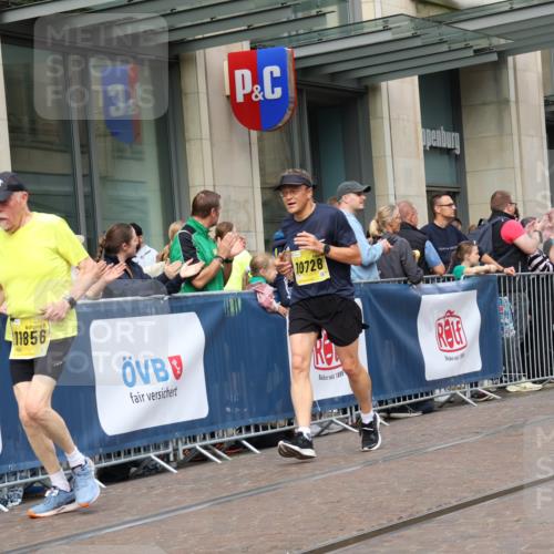 13.09.2026 - 21. swb-Marathon Bremen Strokosch-Dieckow http://msf.ph/oto/10317602 13.09.2026 10:57:41 Ziel 10078, 10494, 10543, 10559, 10565, 10604, 10673, 10707, 10728, 10826, 10828, 10903, 10914, 10931, 10932, 11136, 11153, 11332, 11752, 11824, 11856, 11863, 11884, 12228, 12231, 12427, 12441, 12482, 12551, 12555, 10177, 10226, 10300, 10394, 10460, 10517, 10518, 11106, 11153, 11245, 11365, 11480, 11498, 11532, 11568, 11609, 11734, 11965, 11966, 12037, 12111, 12222, 12264, 12372 meine-sportfotos.de
