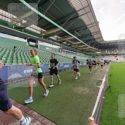 13.09.2026 - 21. swb-Marathon Bremen Michael Burmester http://msf.ph/oto/10317855 13.09.2026 13:15:36 Laufen im Stadion 143, 231, 263, 266, 300, 414, 598, 612, 653, 768, 956, 1008, 1047, 1185, 1312, 1818, 1819, 1874, 2013, 2218, 2235, 2314, 2351, 2359, 2385, 2386, 2466, 2468, 2484, 2494, 2579, 2664, 2667, 2678, 2690, 2691, 2698, 2737, 2760, 2783, 2799, 2829, 2838, 2846, 2859, 2861, 2865, 2874, 2887, 2958, 2978, 3001, 3075, 3133, 3157, 3165, 3185, 3237, 3265, 3331, 3355, 3382, 3387, 3428, 3486, 3512, 3670, 3680, 3829, 4034, 4080, 4306, 703 meine-sportfotos.de