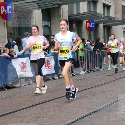 13.09.2026 - 21. swb-Marathon Bremen Strokosch-Dieckow http://msf.ph/oto/10318473 13.09.2026 10:57:59 Ziel 10249, 10494, 10530, 10543, 10604, 10673, 10750, 10798, 10826, 10828, 10903, 10914, 10931, 10932, 11004, 11120, 11131, 11152, 11202, 11295, 11388, 11403, 11420, 11455, 11686, 11750, 11752, 11884, 11906, 11952, 11953, 12017, 12092, 12386, 12387, 12441, 12482, 12518, 10078, 10460, 10543, 10559, 10565, 10707, 10728, 10826, 11136, 11153, 11332, 11532, 11568, 11824, 11856, 11863, 12222, 12228, 12231, 12264, 12427, 12551 meine-sportfotos.de