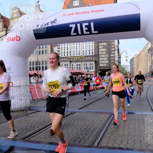 13.09.2026 - 21. swb-Marathon Bremen Tim E. http://msf.ph/oto/10319836 13.09.2026 10:58:29 Ziel 10249, 10494, 10530, 10543, 10604, 10673, 10750, 10798, 10826, 10828, 10903, 10914, 10931, 10932, 11120, 11131, 11202, 11295, 11388, 11420, 11752, 11884, 11906, 11952, 12017, 12092, 12386, 12387, 12441, 12482 meine-sportfotos.de