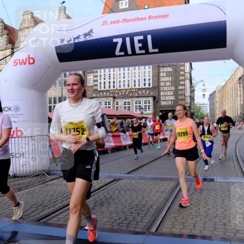 13.09.2026 - 21. swb-Marathon Bremen Tim E. http://msf.ph/oto/10319850 13.09.2026 10:58:29 Ziel 10249, 10494, 10530, 10543, 10604, 10673, 10750, 10798, 10826, 10828, 10903, 10914, 10931, 10932, 11120, 11131, 11202, 11295, 11388, 11420, 11752, 11884, 11906, 11952, 12017, 12092, 12386, 12387, 12441, 12482 meine-sportfotos.de