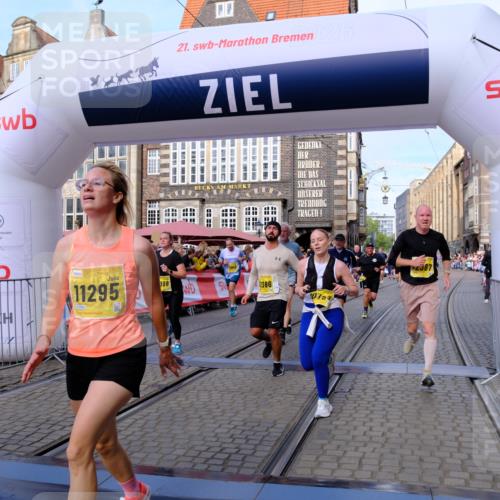 13.09.2026 - 21. swb-Marathon Bremen Tim E. http://msf.ph/oto/10319880 13.09.2026 10:58:30 Ziel 10249, 10494, 10530, 10543, 10604, 10673, 10750, 10798, 10826, 10828, 10903, 10914, 10931, 10932, 11120, 11131, 11202, 11295, 11388, 11403, 11420, 11750, 11752, 11884, 11906, 11952, 12017, 12092, 12386, 12387, 12441, 12482 meine-sportfotos.de