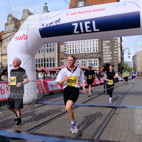 13.09.2026 - 21. swb-Marathon Bremen Tim E. http://msf.ph/oto/10320238 13.09.2026 10:58:36 Ziel 10249, 10494, 10530, 10673, 10750, 10798, 10828, 10914, 11004, 11120, 11131, 11152, 11202, 11295, 11388, 11403, 11420, 11455, 11686, 11750, 11752, 11884, 11906, 11952, 11953, 12017, 12092, 12386, 12387, 12441, 12482, 12518 meine-sportfotos.de