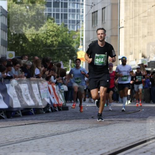13.09.2026 - 21. swb-Marathon Bremen Strokosch-Dieckow http://msf.ph/oto/10320294 13.09.2026 13:08:22 Ziel 2098, 2266, 2844, 6692, 13091, 13160, 339, 715, 4082, 4888, 5424, 9084 meine-sportfotos.de