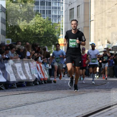 13.09.2026 - 21. swb-Marathon Bremen Strokosch-Dieckow http://msf.ph/oto/10320310 13.09.2026 13:08:23 Ziel 2098, 2266, 2844, 6692, 13091, 13160, 339, 715, 4082, 4888, 5424, 7064, 9084 meine-sportfotos.de