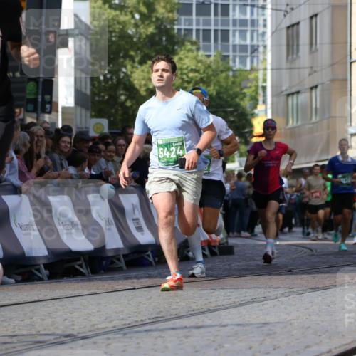 13.09.2026 - 21. swb-Marathon Bremen Strokosch-Dieckow http://msf.ph/oto/10320401 13.09.2026 13:08:26 Ziel 2098, 2266, 2844, 3808, 5594, 6692, 13091, 13160, 715, 3276, 4033, 4082, 4888, 5424, 6842, 7064, 7121, 9084 meine-sportfotos.de
