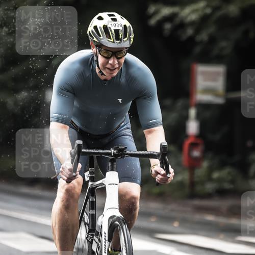 13.09.2026 - Stadtparktriathlon H.Heesch http://msf.ph/oto/10320621 13.09.2026 11:56:57 Radfahren 914, 997, 1030 meine-sportfotos.de