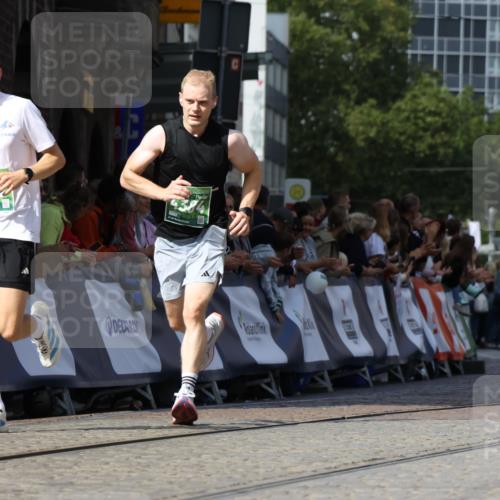 13.09.2026 - 21. swb-Marathon Bremen Strokosch-Dieckow http://msf.ph/oto/10321505 13.09.2026 13:08:58 Ziel 715, 3110, 3276, 4033, 4082, 4888, 5377, 5424, 6842, 7064, 7121, 8555, 9084, 9240, 9411, 9702, 2287, 2291, 2909, 4384, 4898, 5383, 7262, 8120, 8830, 10044 meine-sportfotos.de