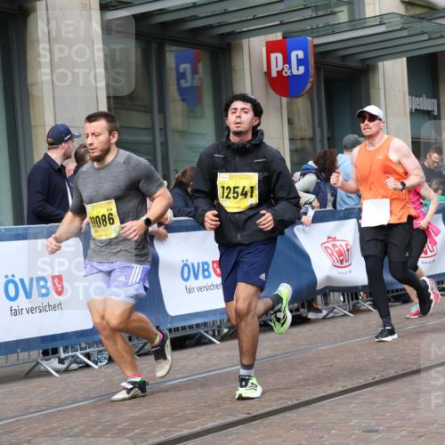 13.09.2026 - 21. swb-Marathon Bremen Strokosch-Dieckow http://msf.ph/oto/10321686 13.09.2026 10:59:11 Ziel 10147, 10377, 10492, 10745, 10922, 11151, 11207, 11500, 11519, 11594, 11873, 12267, 12295, 12481, 12527, 12537, 12541, 10254, 10383, 10415, 10427, 10477, 10668, 10787, 10794, 10843, 11034, 11086, 11125, 11267, 11278, 11301, 11302, 11602, 11913, 12015, 12118, 12127, 12130, 12131, 12176, 12200, 12271, 12297, 12414, 12541 meine-sportfotos.de