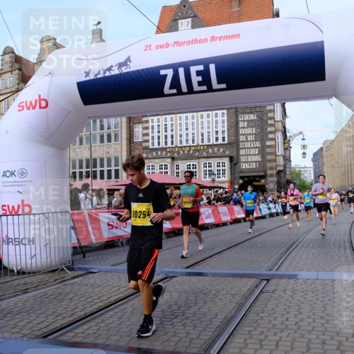 13.09.2026 - 21. swb-Marathon Bremen Tim E. http://msf.ph/oto/10321787 13.09.2026 10:59:09 Ziel 10254, 10383, 10477, 10485, 10787, 10794, 10832, 10843, 10948, 11034, 11228, 11267, 11278, 11488, 11602, 11743, 12127, 12130, 12131, 12176, 12271, 12414 meine-sportfotos.de
