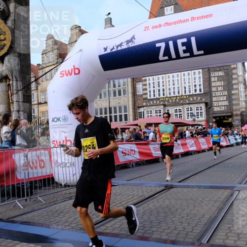 13.09.2026 - 21. swb-Marathon Bremen Tim E. http://msf.ph/oto/10321843 13.09.2026 10:59:10 Ziel 10254, 10383, 10477, 10485, 10787, 10794, 10832, 10843, 10948, 11034, 11228, 11267, 11278, 11488, 11602, 11743, 12015, 12127, 12130, 12131, 12176, 12271, 12414 meine-sportfotos.de