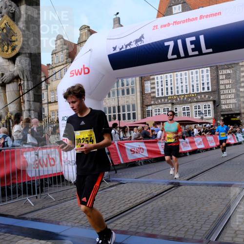13.09.2026 - 21. swb-Marathon Bremen Tim E. http://msf.ph/oto/10321857 13.09.2026 10:59:10 Ziel 10254, 10383, 10477, 10485, 10787, 10794, 10832, 10843, 10948, 11034, 11228, 11267, 11278, 11488, 11602, 11743, 12015, 12127, 12130, 12131, 12176, 12271, 12414 meine-sportfotos.de