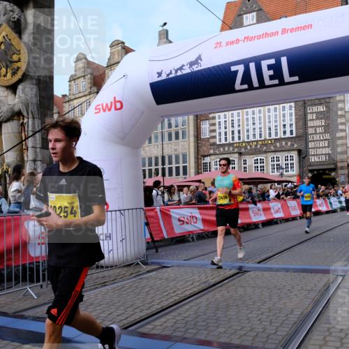 13.09.2026 - 21. swb-Marathon Bremen Tim E. http://msf.ph/oto/10321872 13.09.2026 10:59:10 Ziel 10254, 10383, 10477, 10485, 10787, 10794, 10832, 10843, 10948, 11034, 11228, 11267, 11278, 11488, 11602, 11743, 12015, 12127, 12130, 12131, 12176, 12271, 12414 meine-sportfotos.de