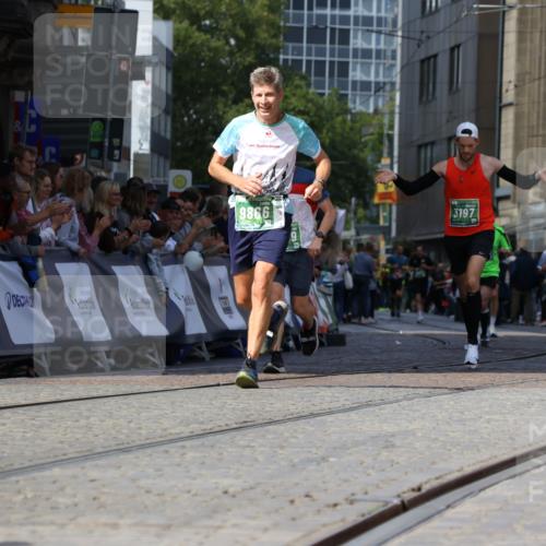 13.09.2026 - 21. swb-Marathon Bremen Strokosch-Dieckow http://msf.ph/oto/10321948 13.09.2026 13:09:15 Ziel 1925, 2287, 3110, 3330, 4384, 5517, 5636, 5696, 6906, 7262, 8120, 8555, 9240, 9411, 9702, 9867, 9906, 9911, 1034, 3197, 4895, 5111, 6652, 8759, 9789, 9866 meine-sportfotos.de