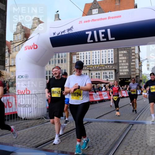 13.09.2026 - 21. swb-Marathon Bremen Tim E. http://msf.ph/oto/10322245 13.09.2026 10:59:17 Ziel 10254, 10383, 10415, 10427, 10477, 10485, 10668, 10787, 10794, 10832, 10843, 10948, 11034, 11267, 11278, 11602, 11913, 12015, 12127, 12130, 12131, 12176, 12200, 12271, 12297, 12414 meine-sportfotos.de