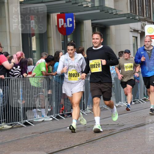 13.09.2026 - 21. swb-Marathon Bremen Strokosch-Dieckow http://msf.ph/oto/10322351 13.09.2026 10:59:32 Ziel 10175, 10236, 10355, 10669, 10691, 10867, 10928, 10929, 11054, 11056, 11071, 11089, 11194, 11250, 11419, 11427, 11445, 11501, 11637, 11803, 11879, 11904, 12138, 12238, 12239, 12242, 12243, 12388, 12480, 12527, 10147, 10377, 10492, 10745, 10922, 11086, 11125, 11151, 11207, 11301, 11302, 11500, 11519, 11594, 11873, 12118, 12267, 12295, 12481, 12537, 12541 meine-sportfotos.de