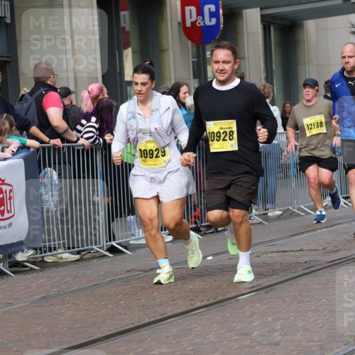 13.09.2026 - 21. swb-Marathon Bremen Strokosch-Dieckow http://msf.ph/oto/10322368 13.09.2026 10:59:32 Ziel 10175, 10236, 10355, 10669, 10691, 10867, 10928, 10929, 11054, 11056, 11071, 11089, 11194, 11250, 11419, 11427, 11445, 11501, 11637, 11803, 11879, 11904, 12138, 12238, 12239, 12242, 12243, 12388, 12480, 12527, 10147, 10377, 10492, 10745, 10922, 11086, 11125, 11151, 11207, 11301, 11302, 11500, 11519, 11594, 11873, 12118, 12267, 12295, 12481, 12537, 12541 meine-sportfotos.de