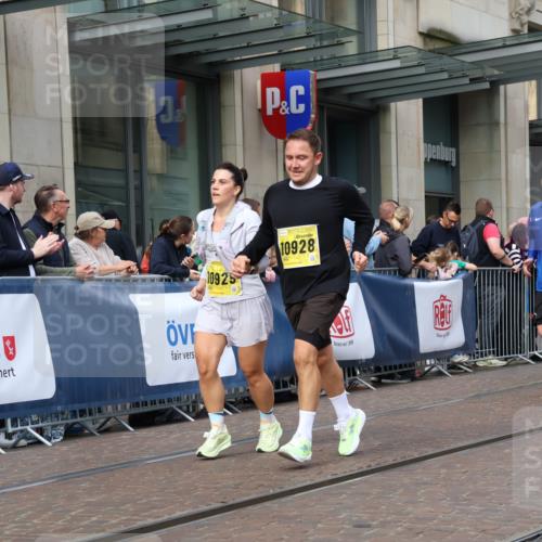 13.09.2026 - 21. swb-Marathon Bremen Strokosch-Dieckow http://msf.ph/oto/10322436 13.09.2026 10:59:34 Ziel 10175, 10236, 10355, 10669, 10691, 10867, 10928, 10929, 11054, 11056, 11071, 11089, 11158, 11159, 11160, 11194, 11250, 11259, 11419, 11427, 11445, 11453, 11501, 11528, 11637, 11803, 11879, 11904, 12123, 12138, 12238, 12239, 12242, 12243, 12274, 12388, 12480, 10147, 10377, 10492, 10745, 10922, 11086, 11125, 11151, 11207, 11301, 11302, 11500, 11519, 11594, 11873, 12267, 12295, 12481, 12537, 12541 meine-sportfotos.de