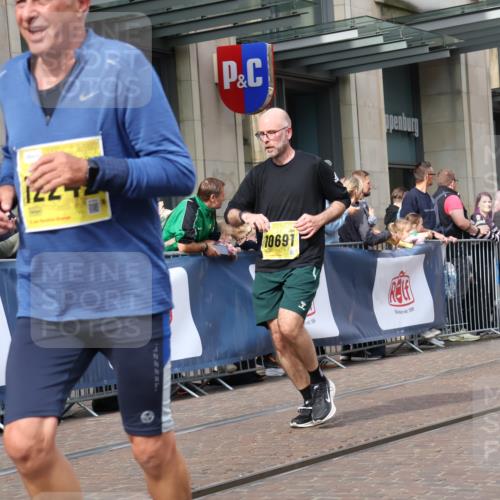 13.09.2026 - 21. swb-Marathon Bremen Strokosch-Dieckow http://msf.ph/oto/10322824 13.09.2026 10:59:42 Ziel 10175, 10236, 10691, 10758, 10867, 11054, 11056, 11071, 11089, 11158, 11159, 11160, 11250, 11259, 11427, 11445, 11453, 11524, 11525, 11528, 11587, 11588, 11589, 11637, 11803, 11879, 11904, 11907, 12123, 12238, 12239, 12242, 12243, 12274, 12352, 12388, 12480, 10147, 10355, 10377, 10669, 10745, 10922, 10928, 10929, 11151, 11194, 11207, 11419, 11501, 11519, 11594, 11873, 12138, 12267, 12295, 12481 meine-sportfotos.de