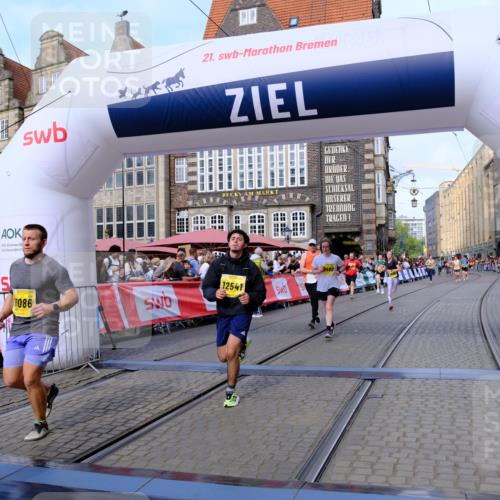 13.09.2026 - 21. swb-Marathon Bremen Tim E. http://msf.ph/oto/10322858 13.09.2026 10:59:32 Ziel 10415, 10492, 10668, 11086, 11125, 11301, 11302, 11500, 11913, 12118, 12200, 12267, 12297, 12537, 12541 meine-sportfotos.de