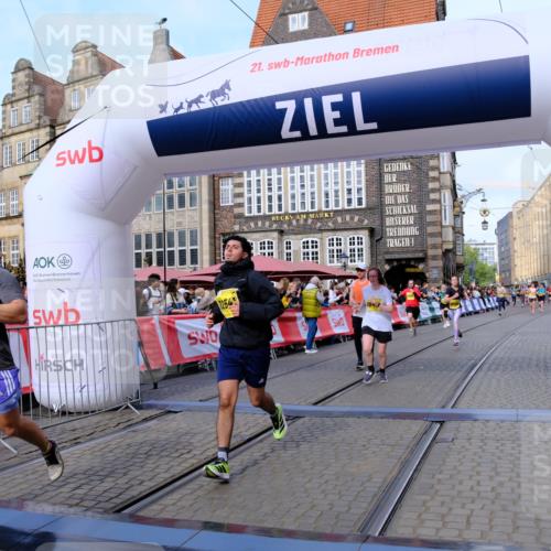 13.09.2026 - 21. swb-Marathon Bremen Tim E. http://msf.ph/oto/10322889 13.09.2026 10:59:32 Ziel 10415, 10492, 10668, 11086, 11125, 11301, 11302, 11500, 11913, 12118, 12200, 12267, 12297, 12537, 12541 meine-sportfotos.de