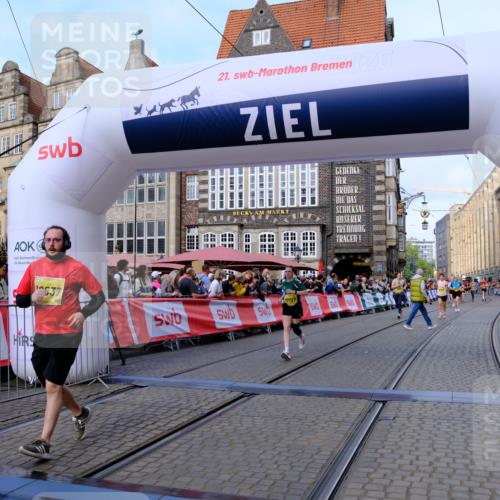 13.09.2026 - 21. swb-Marathon Bremen Tim E. http://msf.ph/oto/10323083 13.09.2026 10:59:36 Ziel 10377, 10492, 10668, 10922, 11086, 11125, 11301, 11302, 11500, 11873, 12118, 12200, 12267, 12537, 12541 meine-sportfotos.de
