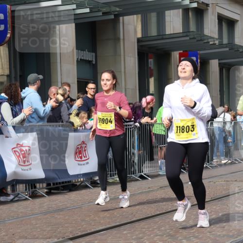 13.09.2026 - 21. swb-Marathon Bremen Strokosch-Dieckow http://msf.ph/oto/10323087 13.09.2026 10:59:46 Ziel 10175, 10691, 10758, 10867, 11016, 11071, 11158, 11159, 11160, 11250, 11259, 11427, 11445, 11453, 11524, 11525, 11528, 11587, 11588, 11589, 11637, 11879, 11904, 11907, 12123, 12238, 12239, 12274, 12352, 12388, 10147, 10236, 10355, 10669, 10745, 10922, 10928, 10929, 11054, 11056, 11089, 11151, 11194, 11207, 11419, 11501, 11519, 11594, 11803, 12138, 12242, 12243, 12295, 12481 meine-sportfotos.de