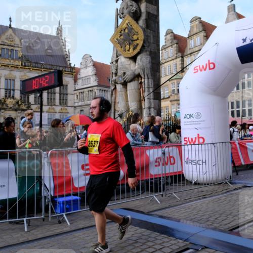13.09.2026 - 21. swb-Marathon Bremen Tim E. http://msf.ph/oto/10323197 13.09.2026 10:59:37 Ziel 10377, 10492, 10668, 10922, 11086, 11125, 11301, 11302, 11500, 11873, 12118, 12200, 12267, 12295, 12537, 12541 meine-sportfotos.de