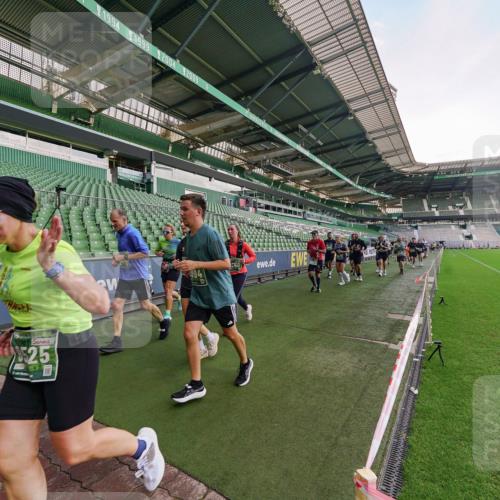 13.09.2026 - 21. swb-Marathon Bremen Michael Burmester http://msf.ph/oto/10323500 13.09.2026 13:25:23 Laufen im Stadion 213, 294, 505, 530, 543, 548, 645, 723, 739, 752, 815, 818, 966, 1273, 1283, 1410, 1443, 1459, 1463, 1471, 1487, 1491, 1504, 1515, 1530, 1561, 1618, 1744, 1828, 1830, 1944, 1953, 2058, 2059, 2095, 2211, 2252, 2267, 2271, 2298, 2308, 2312, 2323, 2354, 2382, 2384, 2465, 2483, 2497, 2506, 2554, 2571, 2591, 2644, 2656, 2675, 2752, 2762, 2776, 2833, 2878, 2896, 2970, 2981, 3005, 3062, 3097, 3142, 3172, 3211, 3259, 3298, 3306, 3312, 3329, 3381, 3390, 3433 meine-sportfotos.de