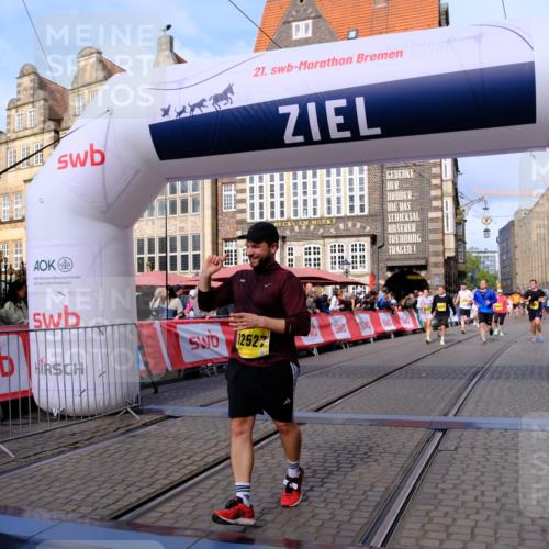 13.09.2026 - 21. swb-Marathon Bremen Tim E. http://msf.ph/oto/10323820 13.09.2026 10:59:55 Ziel 10147, 10355, 10669, 10745, 10922, 10928, 10929, 11151, 11194, 11207, 11419, 11501, 11519, 11594, 12138, 12295, 12480, 12481, 12527 meine-sportfotos.de
