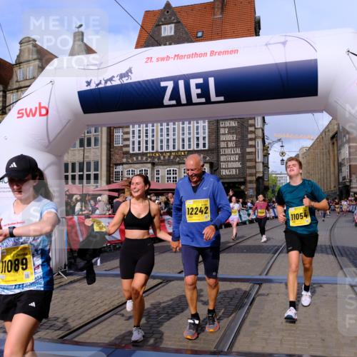 13.09.2026 - 21. swb-Marathon Bremen Tim E. http://msf.ph/oto/10324257 13.09.2026 11:00:07 Ziel 10175, 10236, 10355, 10669, 10691, 10867, 10928, 10929, 11054, 11056, 11089, 11194, 11419, 11427, 11501, 11637, 11803, 11879, 11904, 12138, 12238, 12239, 12242, 12243, 12388, 12480 meine-sportfotos.de